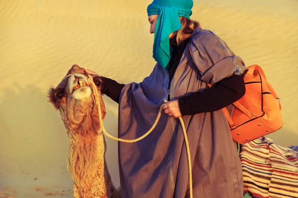 Woman with a camel in the Sahara desert. — Stock Photo, Image