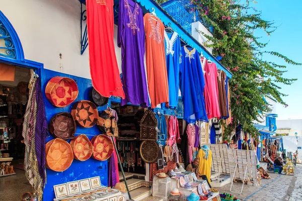 Lembranças típicas no mercado tunisino . — Fotografia de Stock