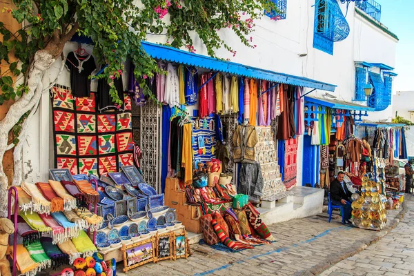 Souvenirs typiques sur le marché tunisien . — Photo