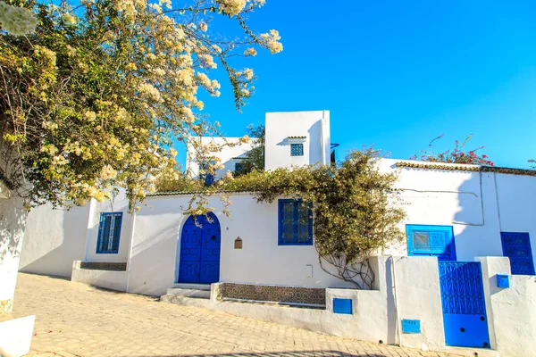 Weiß-blaue Stadt sidi bou sagte, Tunesien. — Stockfoto