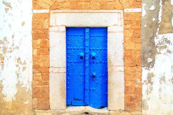 Традиционная дверь с орнаментом в Хаммамет . — стоковое фото
