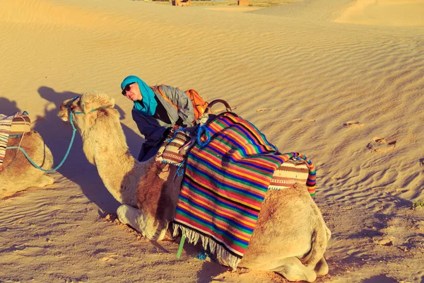 Mujer con camello en el desierto del Sahara . — Foto de Stock