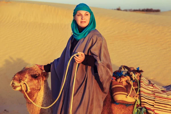 Woman with a camel in the Sahara desert. — Stock Photo, Image