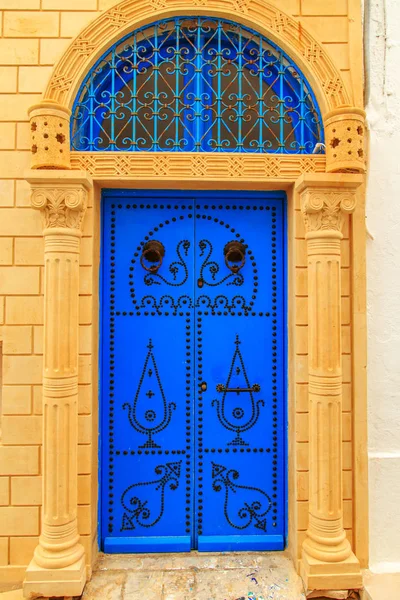 Traditional  door with ornament in Hammamet. — Stock Photo, Image