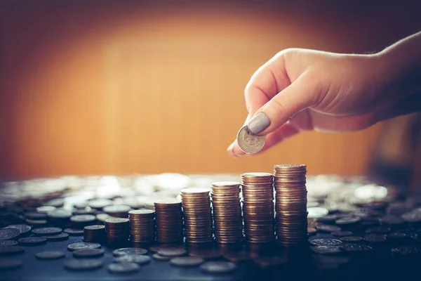 Para, tasarruf, emeklilik, ekonomi kavramı.