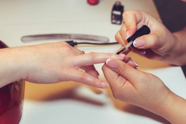 Güzellik salonları, Manikür yapıyor kadın. 