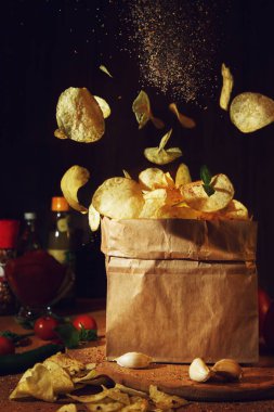 Karanlık bir arka plan üzerinde uçan çipleri. 