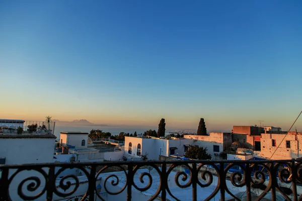 Fehér-kék város Sidi Bou Said, Tunézia. Napkelte. — Stock Fotó
