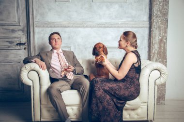 Karısı ve köpek ile başarılı iş adamı. 