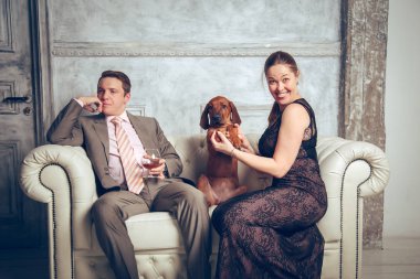 Karısı ve köpek ile başarılı iş adamı. 