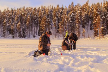 Güneşli bir kış gölde üzerinde Balıkçılar.