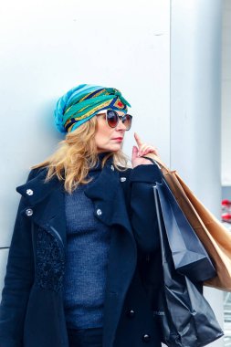 Alışveriş çantalı güzel bir kadın..