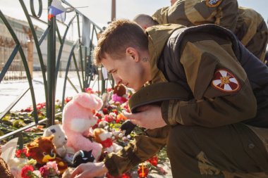 Çiçekler ve yangın kurbanları anısına askerler yatıyordu