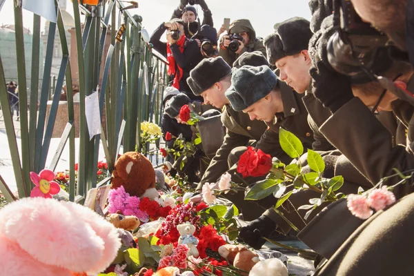 The soldiers lay flowers and the memory of the victims of a fire — Stock Photo, Image