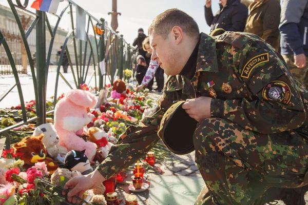 The soldiers lay flowers and the memory of the victims of a fire — Stock Photo, Image