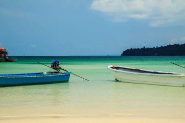 Kar-beyaz plaj ve turkuaz Denizi adası Koh Rong Samloe