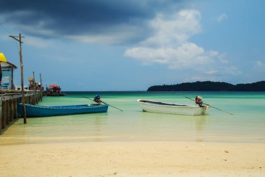 Kar-beyaz plaj ve turkuaz Denizi adası Koh Rong Samloe