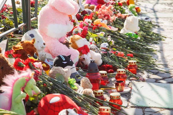 Lugar de memoria de las víctimas del incendio en la ciudad de Kemerovo . —  Fotos de Stock