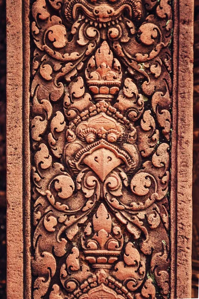 Banteay Srei - unieke tempel van roze zandsteen. Fragmenten van de draad — Stockfoto