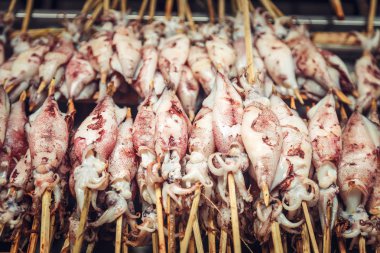 Izgarada taze kalamar var.. 