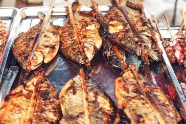  Izgara balık Balık piyasada. 