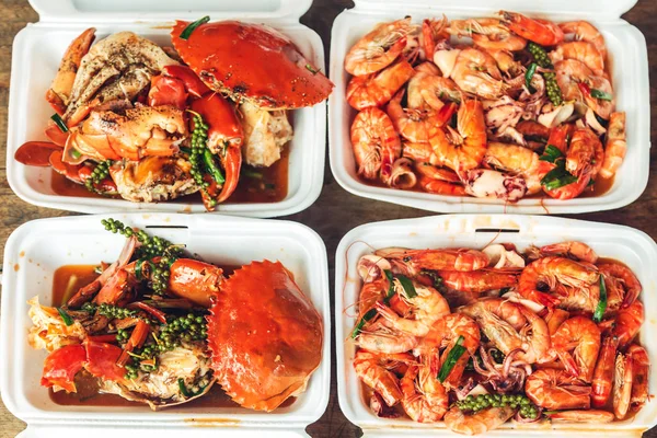 Cangrejos, calamares y camarones recién preparados . — Foto de Stock