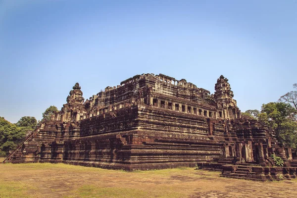 Majestic and ancient temple Baphuon. — Stock Photo, Image