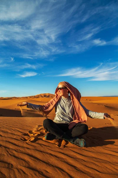 Girl plays with sand in the Sahara desert. — Stock Photo, Image