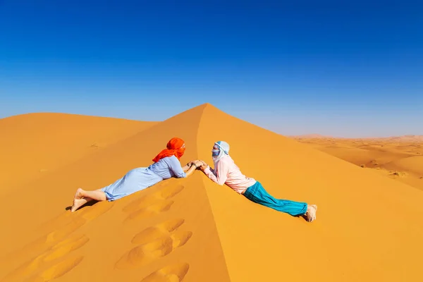 Liefdevol stel in de Sahara woestijn. Gezamenlijke rust. — Stockfoto