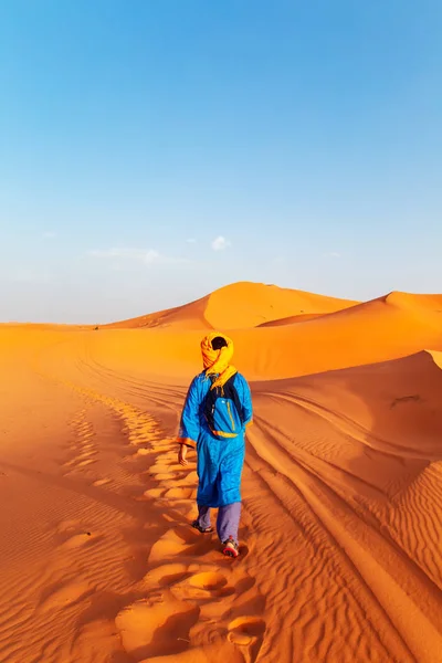 Bär i traditionell klänning i Saharaöknen. — Stockfoto