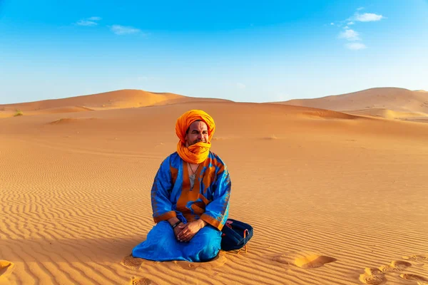 Berber in traditional dress in the Sahara desert. — Stock Photo, Image