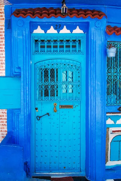 Puertas orientales tradicionales con adorno en Marruecos . — Foto de Stock