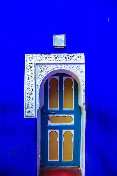 Portas orientais tradicionais com ornamento em Marrocos . — Fotografia de Stock