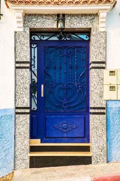 Tradycyjne drzwi orientalne z ozdobą w Maroku. — Zdjęcie stockowe