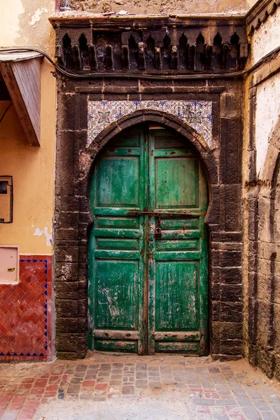 Puertas orientales tradicionales con adorno en Marruecos . — Foto de Stock