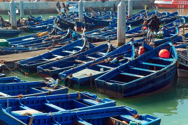 Os famosos barcos azuis no porto de Essaouira . — Fotografia de Stock