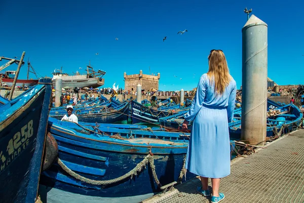 Menina no porto de Essaouira. Os famosos barcos azuis . — Fotografia de Stock