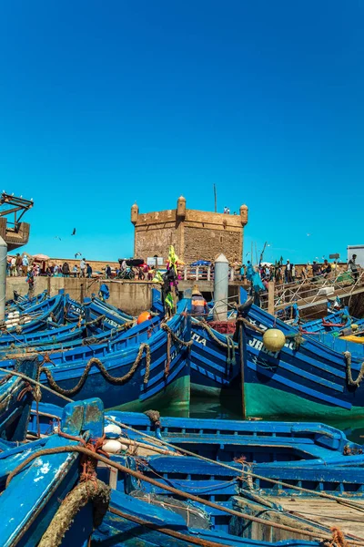 Os famosos barcos azuis no porto de Essaouira . — Fotografia de Stock