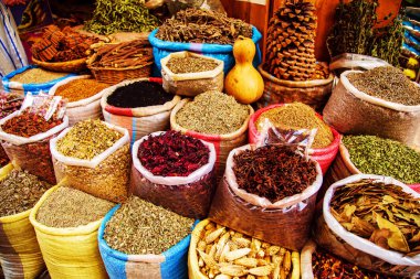 Fas 'ta bir pazarda geleneksel baharat ve bitkiler.