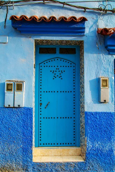 Hagyományos keleti ajtók díszítéssel Marokkóban. — Stock Fotó