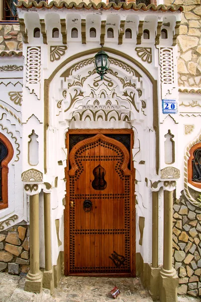 Traditional oriental doors with ornament in Morocco. — Stock Photo, Image