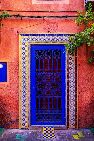 Hagyományos keleti ajtók díszítéssel Marokkóban. — Stock Fotó