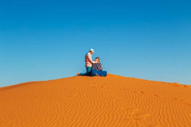 Sahra Çölü 'nde birbirini seven bir çift. Ortak dinlenme. 