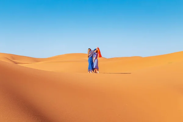 Sahra çölünde türbanlı iki kız. — Stok fotoğraf