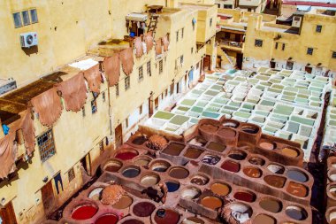 Ünlü Tannerie Chouara. Elle bronzlaştırıcı deri. Fes, Fas - 14 Eylül 2019.