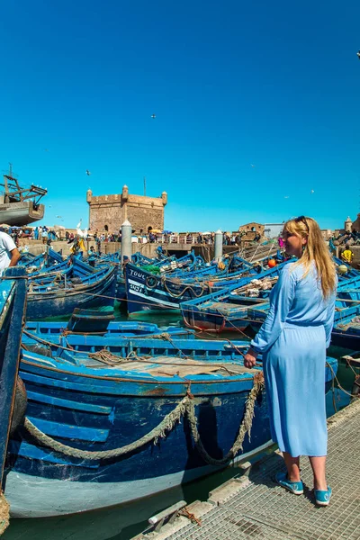 Menina Porto Essaouira Famosos Barcos Azuis Essaouira Marrocos Setembro 2019 — Fotografia de Stock