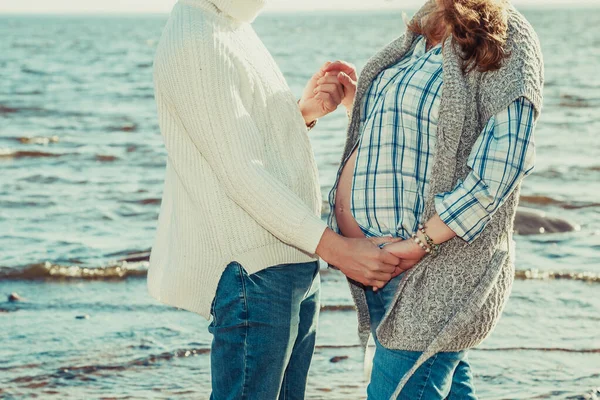 Lyckligt Gravida Par Tillbringar Tid Vid Havet Romantisk Promenad Längs — Stockfoto