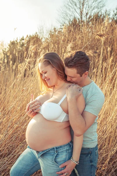 Lyckligt Gravida Par Njuter Livet Och Avkopplande Naturen Väntar Ett — Stockfoto