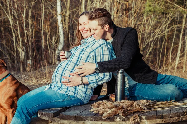 Lyckligt Gravida Par Hade Picknick Vårskogen Väntar Ett Barn — Stockfoto