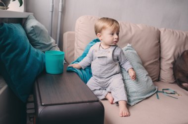 şirin mutlu 11 ay bebek çocuk evde, rahat modern iç yaşam tarzı yakalama oynamak